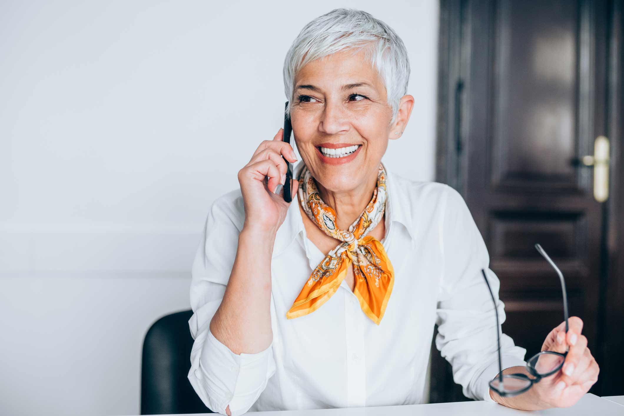 Lady scheduling an appointment with her audiologist.
